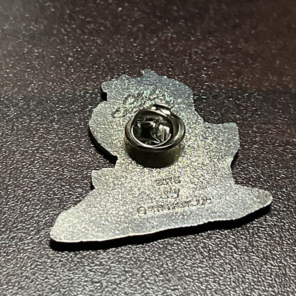 Hallmark Club Exclusive 2018 Snowman Squirrel Winter Lapel Hat Pin - Picture 3 of 3